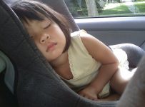 bebelusul si calatoria cu masina