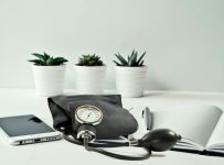 Tensiometrul Precisa N cu stetoscop